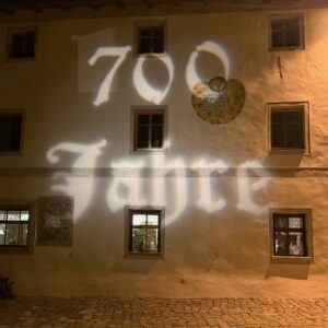 700